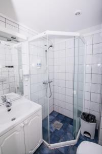 バレストランドにあるKringsjå Hotelのシャワーと洗面台付きのバスルーム +46枚の写真