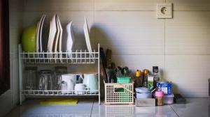 - une étagère avec de la vaisselle et des ustensiles dans la cuisine dans l'établissement Umah Bukit House, à Uluwatu 23 autres photos