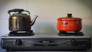 d'une bouilloire et d'une cuisinière. dans l'établissement Umah Bukit House, à Uluwatu