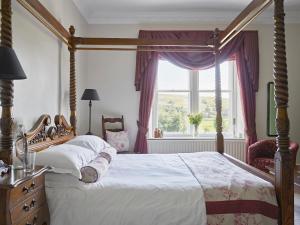 A bed or beds in a room at Tennant Arms Hotel