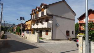 a building on the side of a street at APARTMANI MIA VUKSANOVIC in Cetinje
