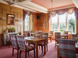 A restaurant or other place to eat at Tennant Arms Hotel