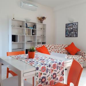 sala de estar con mesa y sofá en Appartamento con giardino a Cisano di Bardolino, en Bardolino