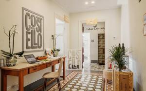 een kantoor met een bureau met daarop een laptop bij Costello in La Spezia