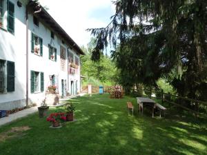 a yard of a house with a table and chairs at B&B Locanda della Sesta Felicità in Vaglio Serra