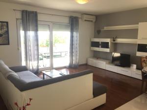 un soggiorno con divano e TV di Apartman Mila a Kaštela (Castelli)