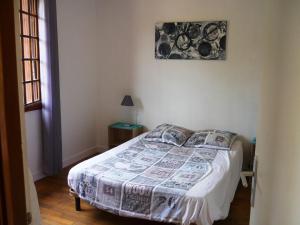 1 dormitorio con 1 cama y una foto en la pared en La martinière - Au cours du ruisseau en Saint Germain de Livet