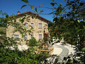 een oud stenen gebouw met een stenen pad naar het bij B&B Monticelli in Gubbio