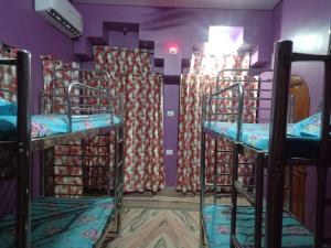 eine Gruppe von Etagenbetten in einem Zimmer mit Vorhängen in der Unterkunft Hostel Relax Homestay in Gaya + 10 Fotos