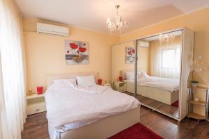 1 dormitorio con 2 camas y espejo en Ambiance studio, en Galaţi