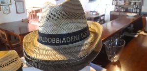 um chapéu de palha sentado em cima de uma mesa em La Casa Vecchia em Valdobbiadene