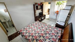 Blick auf ein Schlafzimmer mit einem Bett in einem Zimmer in der Unterkunft Flat Três Marias in Goiânia