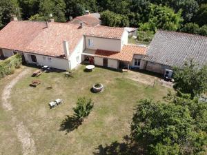 - une vue aérienne sur une maison avec une cour dans l'établissement La Maison Du Lavoir, à Payroux