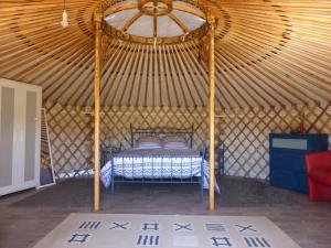 Agnac的住宿－Les Yourtes d'Agnac，蒙古包内带一张床的房间