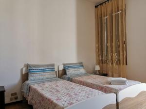 due letti uno accanto all'altro in una camera da letto di b&b Wu Giada a Mestre