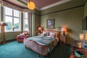 - une chambre avec un lit et une chaise dans l'établissement Albero Bedrooms, à Bedford