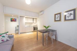 Кухня или мини-кухня в JOIVY 1BR Apt in Isola with Stunning View to Bosco Verticale
