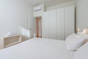 Кровать или кровати в номере JOIVY 1BR Apt in Isola with Stunning View to Bosco Verticale