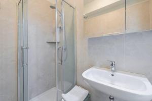 Ванная комната в JOIVY 1BR Apt in Isola with Stunning View to Bosco Verticale +12 фотографий