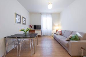 Телевизор и/или развлекательный центр в JOIVY 1BR Apt in Isola with Stunning View to Bosco Verticale