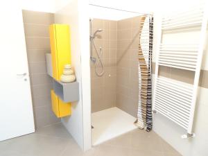 La salle de bains est pourvue d'une douche et d'une armoire jaune. dans l'établissement Italy Home, à San Costanzo
