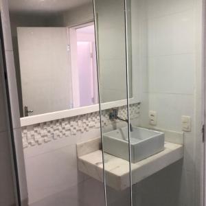 Um banheiro em Lindo Apartamento para Reveillon Copacabana com Vista Mar e Fogos