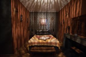 1 dormitorio con 1 cama y chimenea en Manoir Le Refuge en Réchicourt-le-Château
