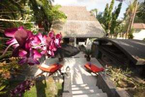 een patio met 2 stoelen en een bloem bij Baan Heaven / Patong Beach Pool Villa Sleeps up to 15 in Patong Beach