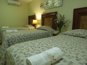 เตียงในห้องที่ Hotel Las Flores