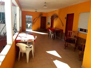 a room with a table and chairs in a room at Shekináh in Villa Cura Brochero