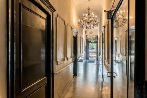 een hal met een deur en een kroonluchter bij Hotel Amstelzicht in Amsterdam