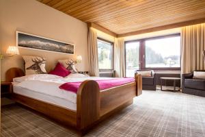 sypialnia z dużym łóżkiem i dużym oknem w obiekcie Hotel Garni Römerhof w mieście Innsbruck