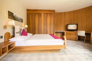 Łóżko lub łóżka w pokoju w obiekcie Hotel Garni Römerhof