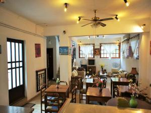 Anthemis Hotel في أغيوس كيريكوس: غرفة معيشة مليئة بالطاولات والكراسي