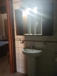 a bathroom with a sink and a mirror at Sperone agriturismo in Assoro
