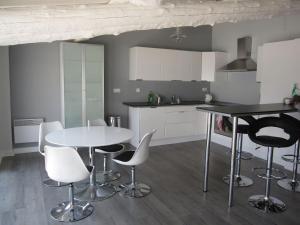 cocina con mesa y sillas en una habitación en Le Gite de Fanny en Saintes-Maries-de-la-Mer