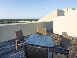 Sunswept 807 Condo في شاطئ أورانج: طاولة وكراسي على السطح