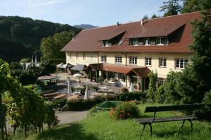 ein Gebäude mit einer Parkbank davor in der Unterkunft Wein Lodge Durbach - Josephsberg 2 in Durbach