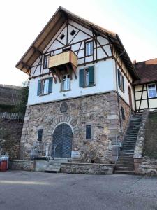 a building with a balcony on top of it at Wein Lodge Durbach - Gruppenhaus Weingut Neveu in Durbach
