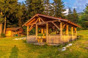 un cenador en medio de un campo en BUNGALOWS SKI PISTA Govedarci, en Govedartsi