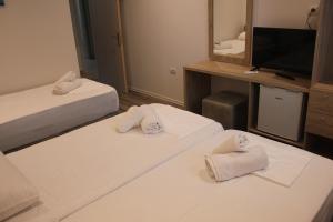 Postel nebo postele na pokoji v ubytování Deni's Hotel