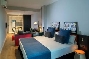 En eller flere senge i et værelse på The Oliver Apartamentos