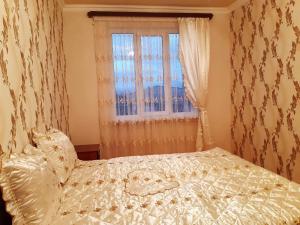 - une chambre avec un lit et une fenêtre dans l'établissement SPARTA Apartment Complex, à Sevan