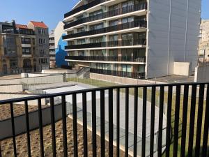 een balkon met uitzicht op een gebouw bij Crystal residence - Pool & Beach in Oostende