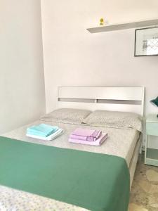 - une chambre avec un lit et 2 serviettes dans l'établissement Apulia Rosè, à Lecce