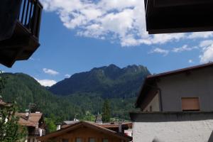 a view of a town with mountains in the background at Da Francesca in Fiera di Primiero