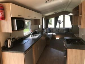 Virtuvė arba virtuvėlė apgyvendinimo įstaigoje 3 bedroom deluxe caravan