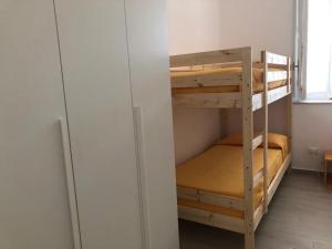 Двох'ярусне ліжко або двоярусні ліжка в номері Cala Marina Holidays