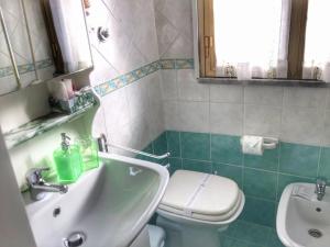 Koupelna v ubytování Intero Appartamento dei Pini - posto auto incluso - 4 piano senza ascensore