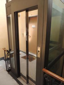 una puerta de cristal de un edificio con una puerta en La Darsena, en La Spezia